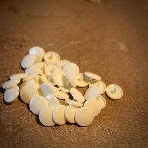 B37 - Cremehvid - Plastikknapper