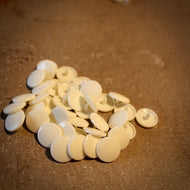 B37 - Cremehvid - Plastikknapper