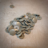 B60 - Mørk sølvgrå - Plastikknapper